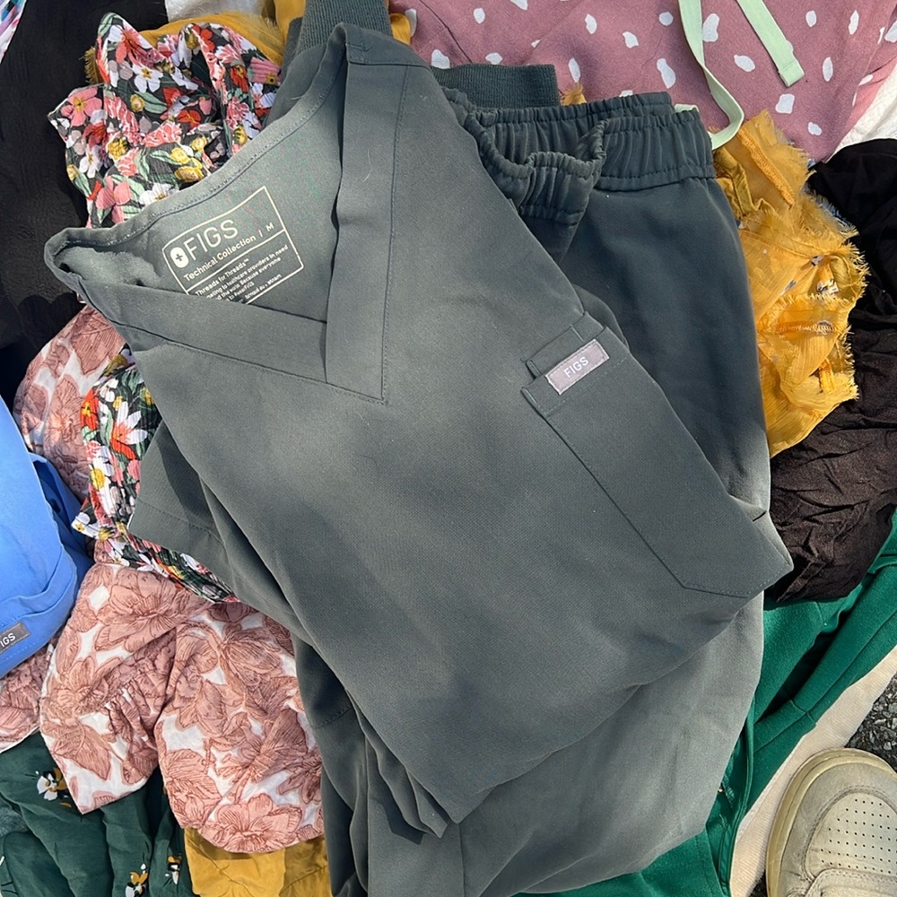Men’s figs jogger scrub set, size small pant and size medium top